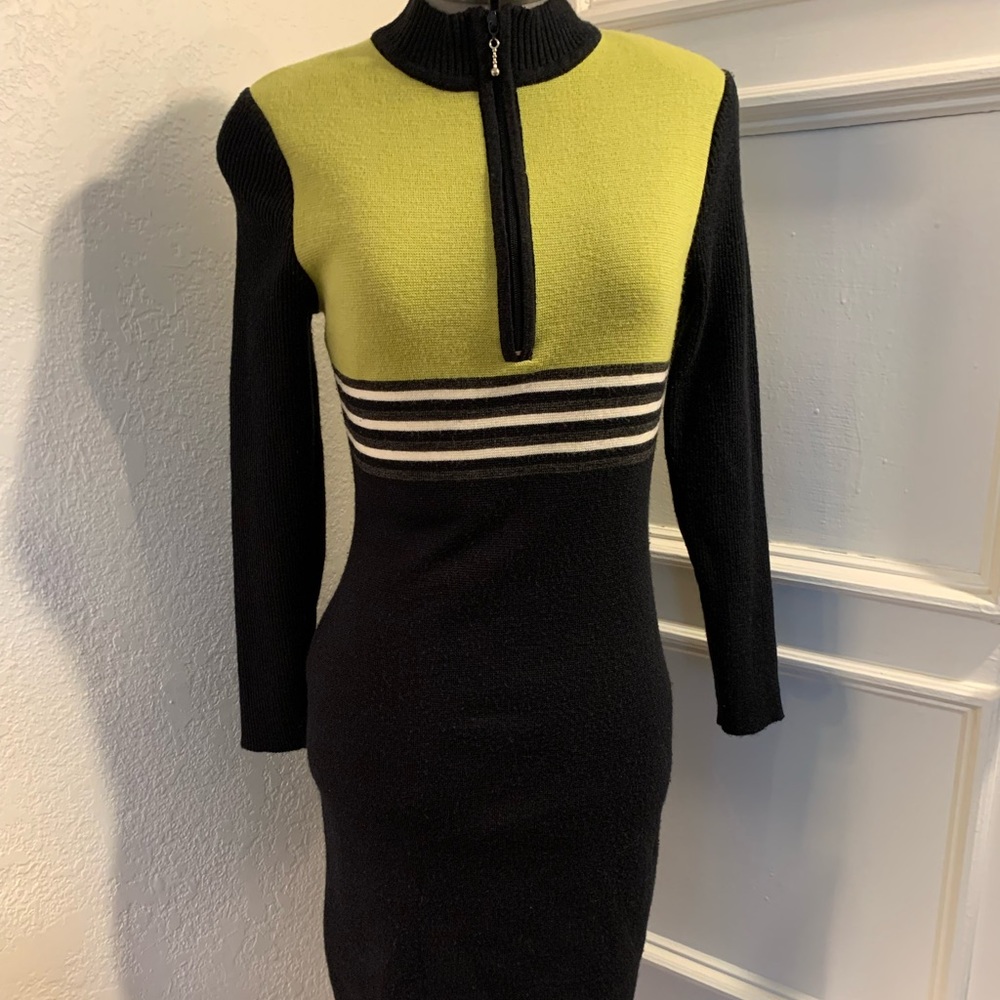 Jessica Howard classic knit dress has enviable style.